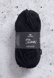 Garnet Stina, kammad bomull, i färgen Pitch Black, svart.