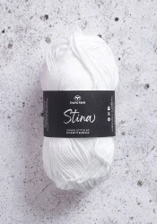 Garnet Stina, kammad bomull, i färgen Snow White, vit.