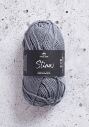 Garnet Stina, kammad bomull, i färgen Steel Grey, stålgrå.